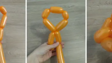 Krok výroby meče z oranžového balónku v rukou.