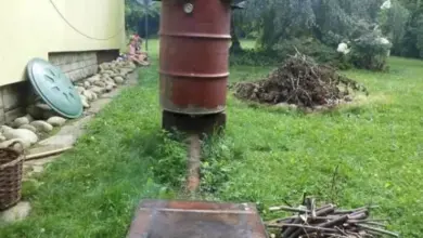 Domácí zařízení na výrobu studeného dýmu z plechové boudy.