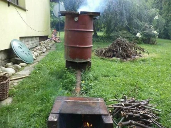 Domácí zařízení na výrobu studeného dýmu z plechové boudy.