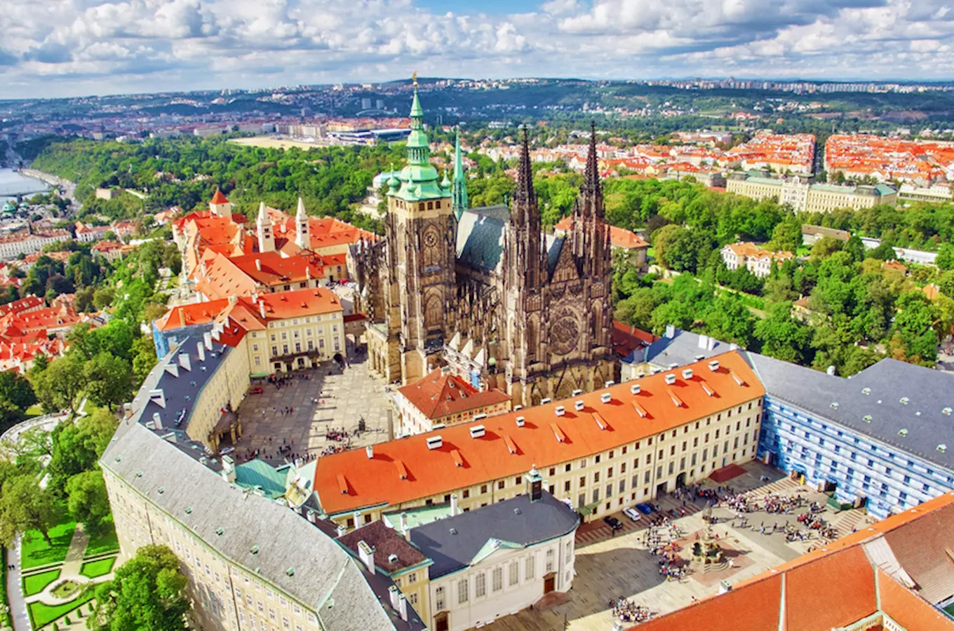 Pohled na Pražský hrad s katedrálou svatého Víta z výšky.