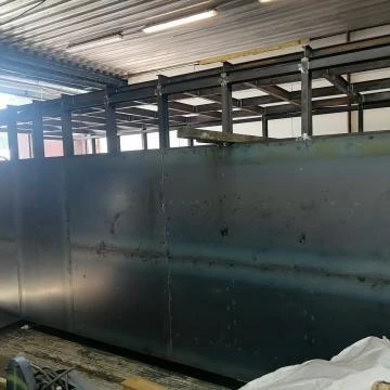 Vnitřek protiatomového krytu s betonovými stěnami a ocelovou konstrukcí.