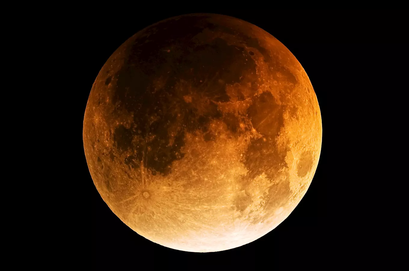 Úplněk v červnu 2023 s detailními krátery na povrchu.